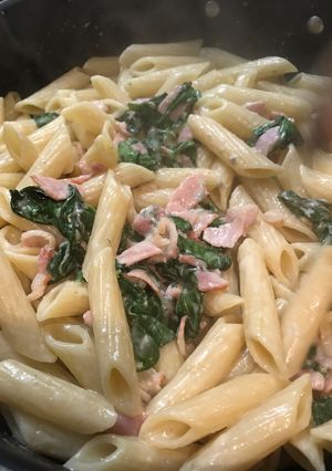 A picture of Gorgonzola, spinach and pancetta pasta.