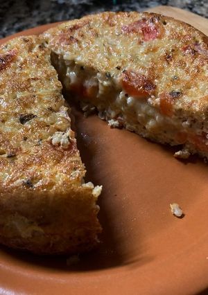 Una foto de Tortilla de Arroz, Tomate y Queso