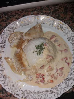 Una foto de Merluza con arroz y salsa de coco y nata
