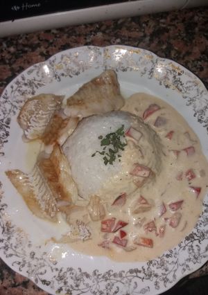 Una foto de Merluza con arroz y salsa de coco y nata