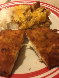 Una foto de Pechugas rellenas de queso y jamón con un toque mexicano