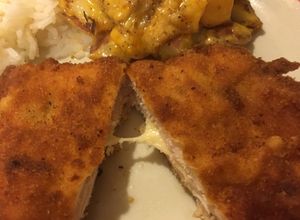 Una foto de Pechugas rellenas de queso y jamón con un toque mexicano