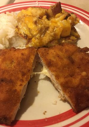 Una foto de Pechugas rellenas de queso y jamón con un toque mexicano