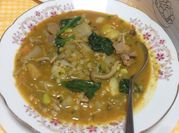 Una foto de arroz con menudo de pollo