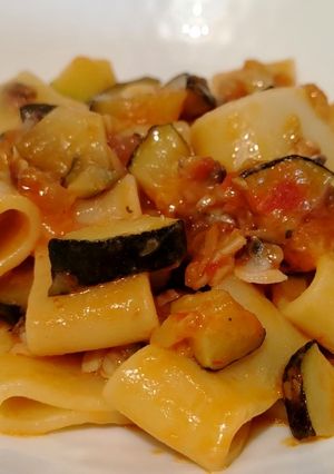 Foto di Calamarata con Zucchine, Pomodorini e Vongole