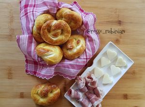 Foto di Pretzel di focaccia o pizza