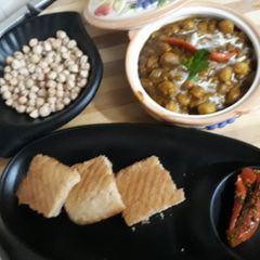 A picture of KABULI chana with kulcha bread.