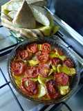 Gratin rustique de pommes de terre aux tomates et oignons