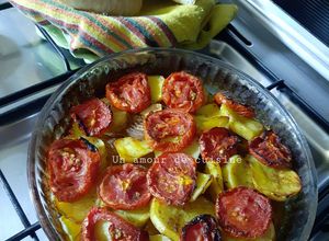 Une photo de Gratin rustique de pommes de terre aux tomates et oignons