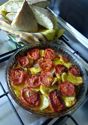 Une photo de Gratin rustique de pommes de terre aux tomates et oignons
