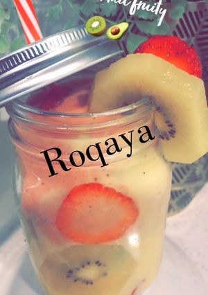 صورة لوصفة كوكتيل افوكادو مع طبقات الفواكة وقطعة الفواكة 🥝🥑🍓🍏