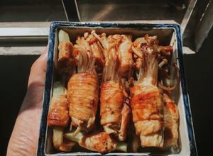 Hình của món Phile gà cuộn nấm kim châm áp chảo.