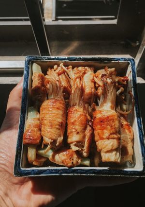 Hình của món Phile gà cuộn nấm kim châm áp chảo.