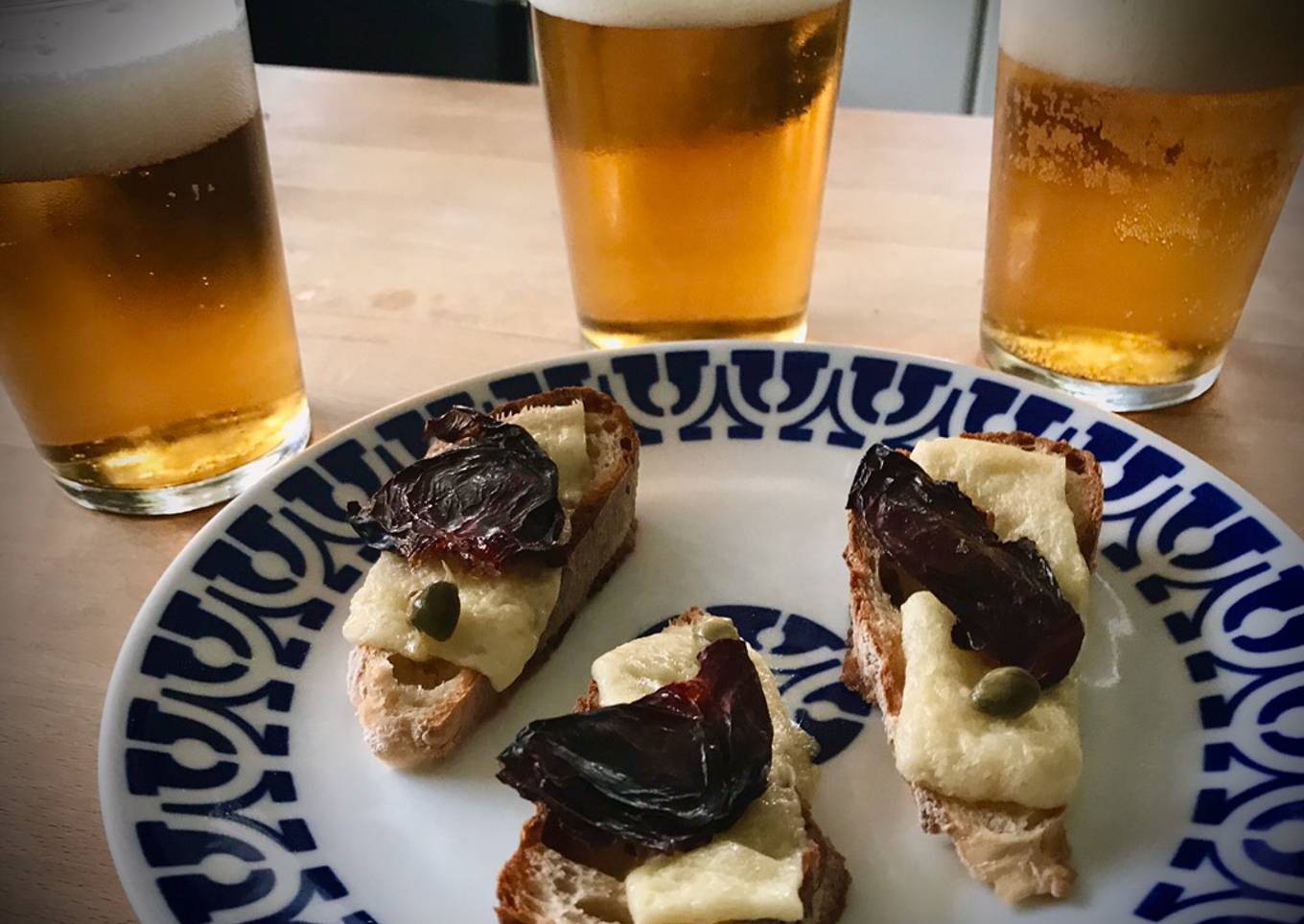Tosta de queso curado con ciruela deshidratada y alcaparras