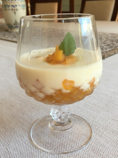 Una foto de Postre de chocolate blanco y duraznos