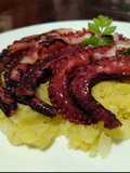 Tentacoli di Polpo con Salsa Vinaigrette serviti su Letto di Patate