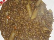 Una foto de guiso de lenteja con carne