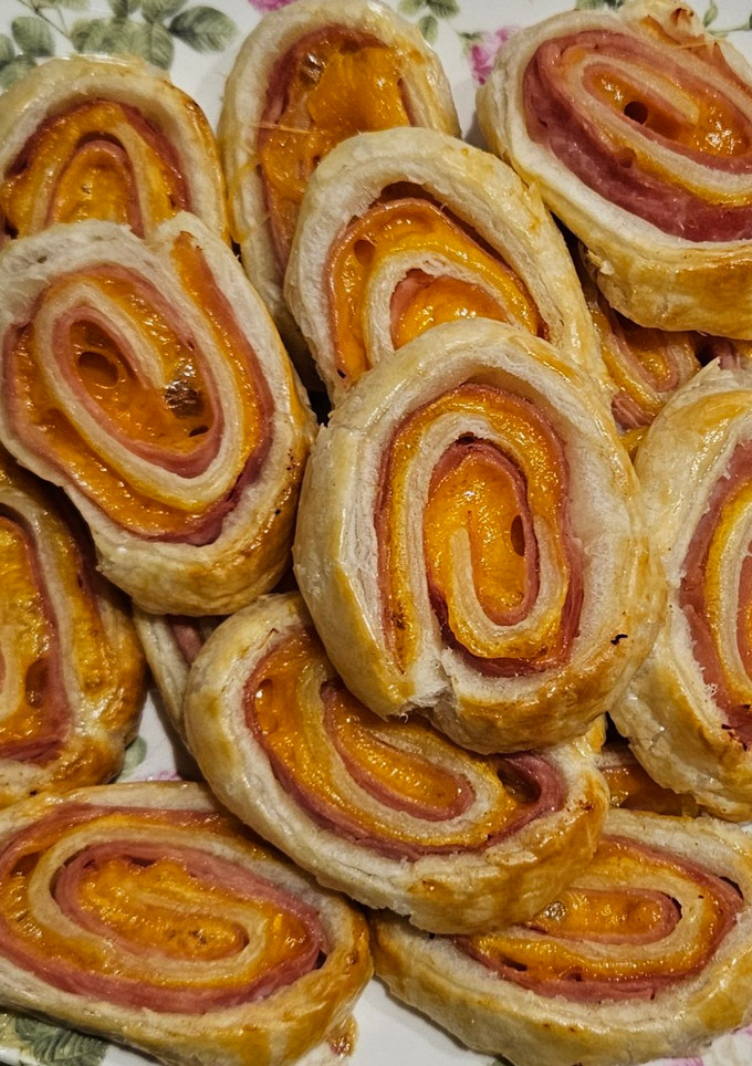 Una foto de Hojaldres de jamón cocido y queso cheddar