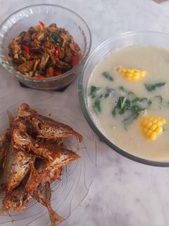 Foto resep Menu sederhana rumahan : bobor bayam, oseng kerang, ikan selar goreng