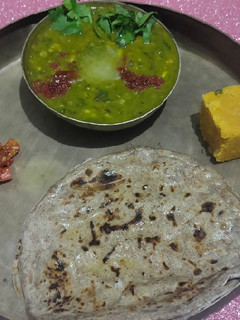 લહસુની પાલક દાલ (Lahsooni Palak Dal Recipe in Gujarati) રેસીપી મુખ્ય ફોટો
