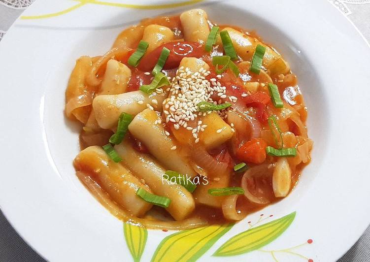 Tteokkboki & Garaetteok (Korean Rice Cake)