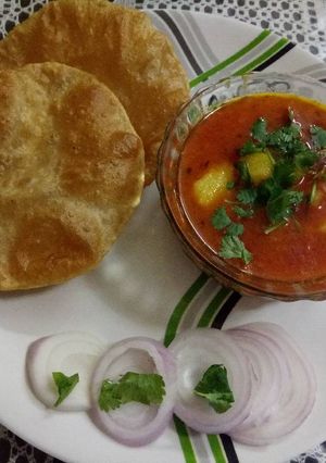 A picture of Jeera aloo with puri.