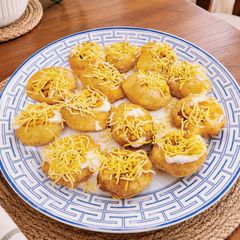 A picture of Dahi Sev Puri.