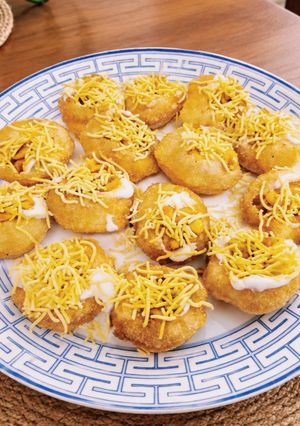 A picture of Dahi Sev Puri.