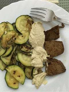 Una foto de Bravas a mi manera con hummus y seitán