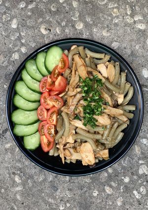 Hình của món Nui rong nho xào ức gà - nấm tỏi [Eat clean - Lose weight].