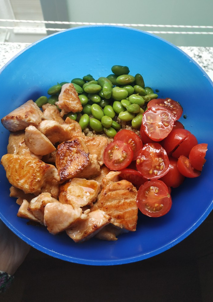 Una foto de Pokebowl de salmón