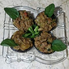 A picture of Brinjal Qeema on the bed of fried Brinjal slices.