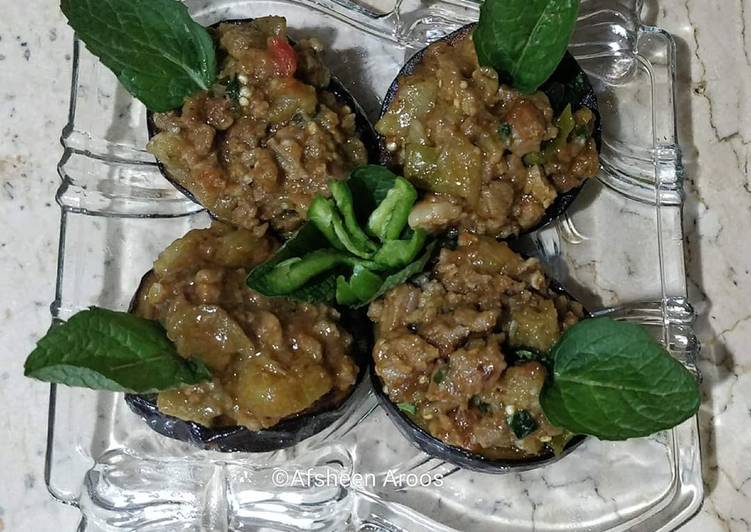 Recipe of Super Quick Homemade Brinjal Qeema on the bed of fried Brinjal slices