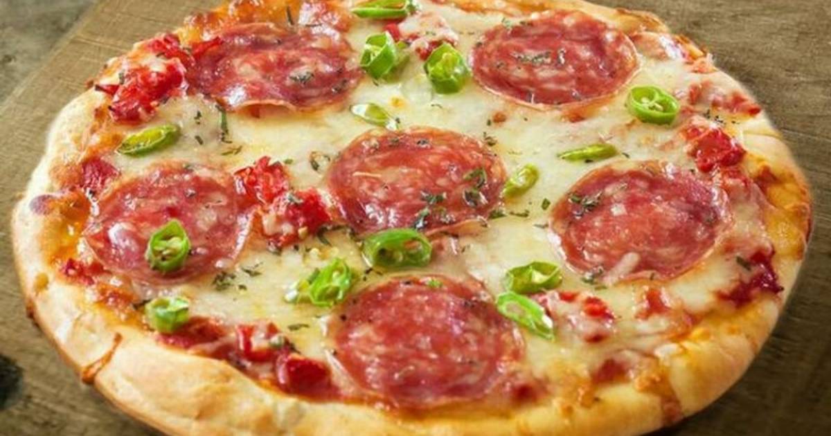 Пицца с колбасой и с сыром рецепт с фото
