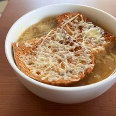 A picture of Inspired French Onion soup / soupe à l’ognions gratinée (without wine/alcohol).