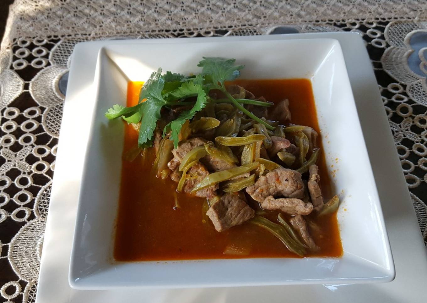 Carne de res con nopales, en salsa de guajillo