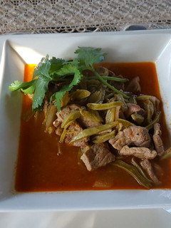 Una foto de Carne de res con nopales, en salsa de guajillo