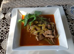 Una foto de Carne de res con nopales, en salsa de guajillo