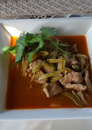 Una foto de Carne de res con nopales, en salsa de guajillo