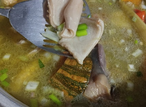 Una foto de Sopa de pata de res y panza o cayo
