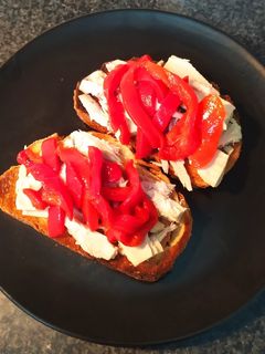 Una foto de Tostas de bonito en escabeche y pimientos asados