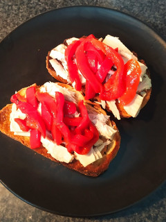 Una foto de Tostas de bonito en escabeche y pimientos asados
