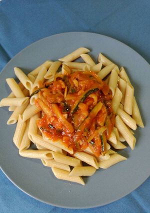 Una foto de Pasta integral con salsa picante de calabacín