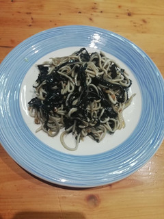 Una foto de Gulas al ajillo con trompetas de los muertos 🍄🍄