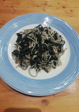 Una foto de Gulas al ajillo con trompetas de los muertos 🍄🍄