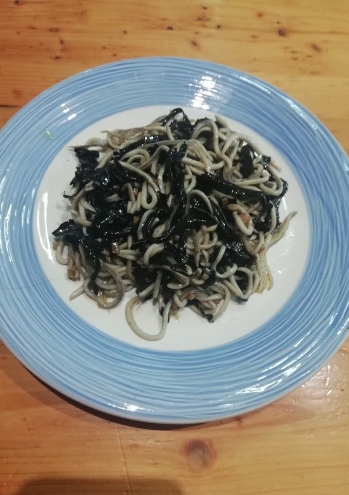 Una foto de Gulas al ajillo con trompetas de los muertos 🍄🍄