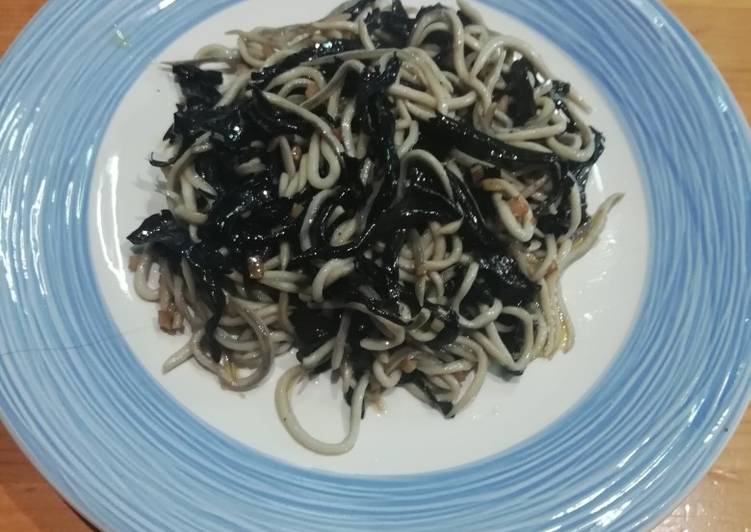 Gulas al ajillo con trompetas de los muertos 🍄🍄