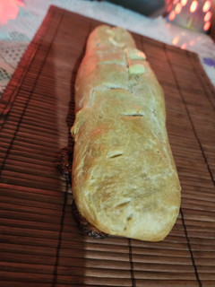 Una foto de Pan casero relleno de jamón y muzzarella