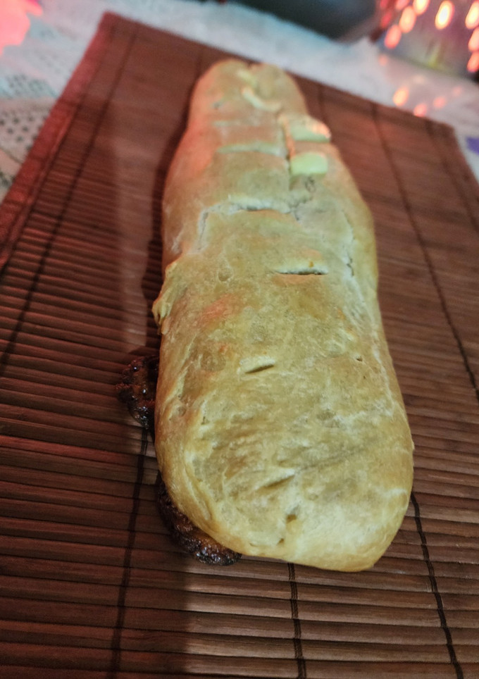 Una foto de Pan casero relleno de jamón y muzzarella