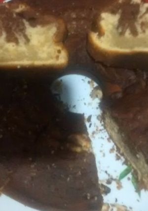 Una foto de Bizcochuelo Marmolado con Banana 🍌🍫